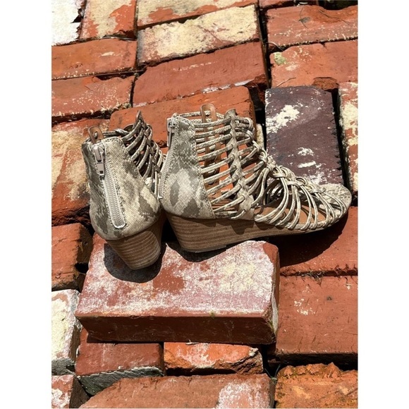 Report women’s snakeskin print shoes size 7 - Picture 2 of 9